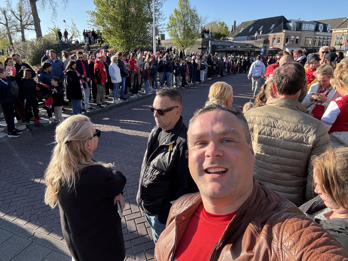 GKlerk's tweet image. Alkmaar huldigt #AZ. Nu snel op weg naar het stadion. 🏟️