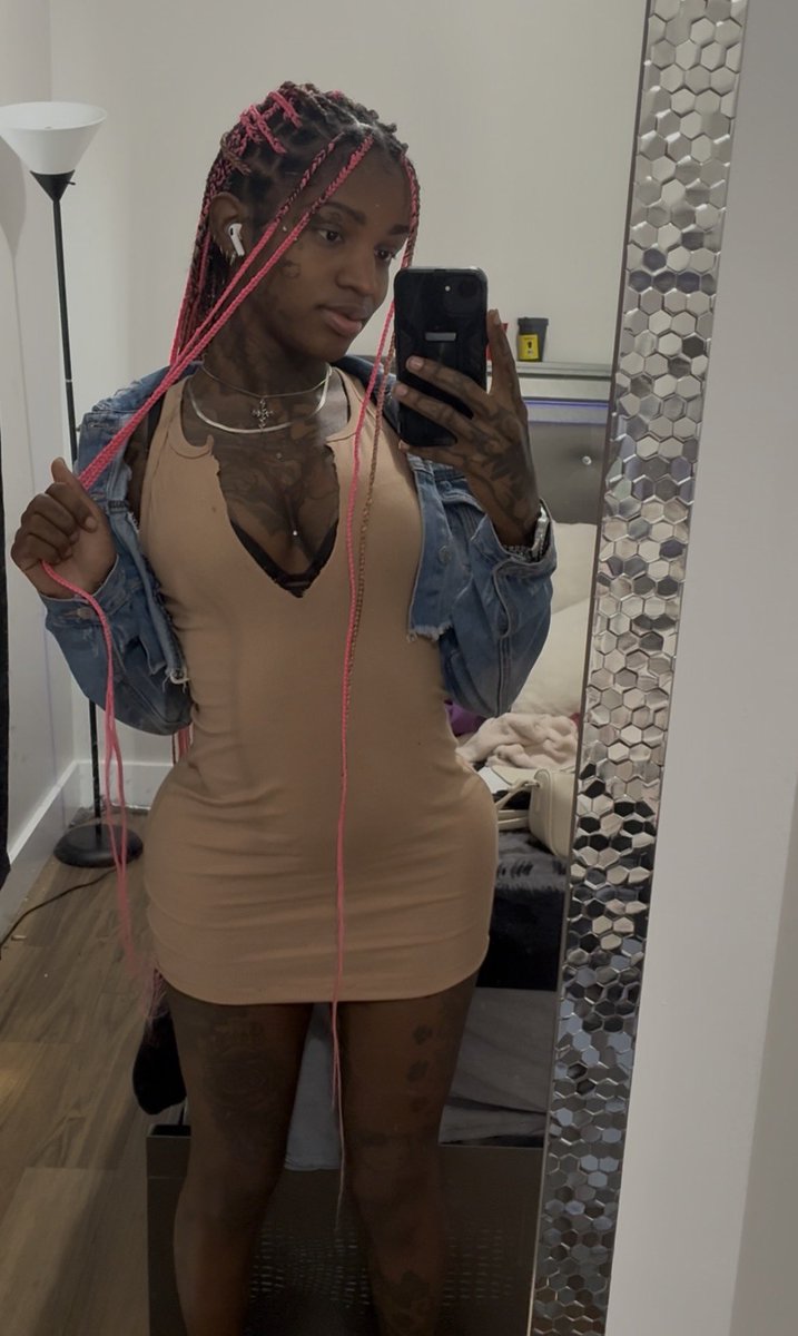 CherisTheBodyy's tweet photo. I’m a hood bitch I need some hood dick 🍆 https://t.co/cfW8ZHWKVk