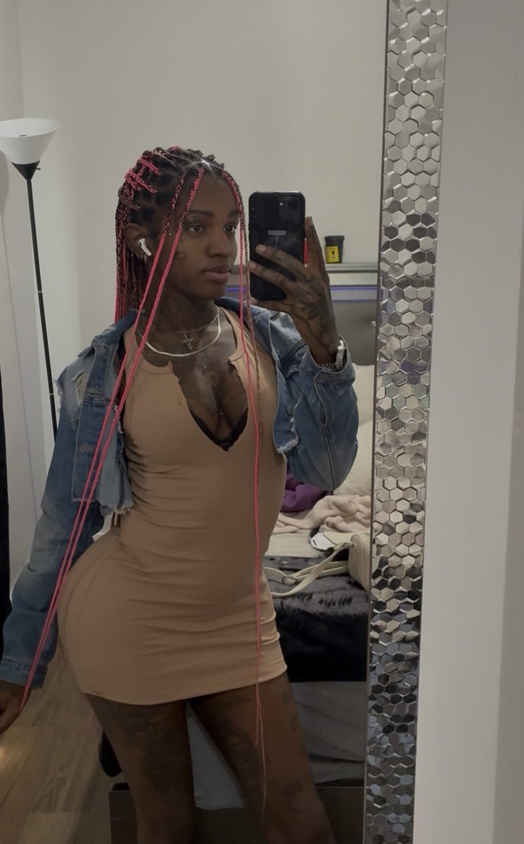 CherisTheBodyy's tweet photo. I’m a hood bitch I need some hood dick 🍆 https://t.co/cfW8ZHWKVk