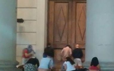 No es serio que el peronismo llore por el primer año de la muerte del papa si hace años eran estos