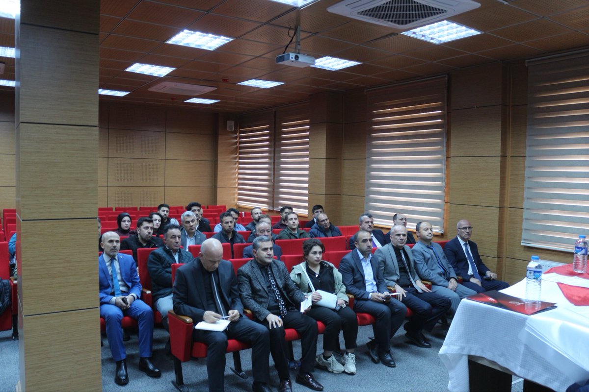 MemNarman's tweet photo. Kaymakamımız Sn.Erkan ADIBELLİ başkanlığında,İlçe Jandarma Komutanı,İlçe Emniyet Amiri,İlçe Milli Eğitim Müdürümüz Engin TAN,okul idarecileri ve rehberlik öğretmenlerimizin katılımıyla Okul Güvenlik Tedbirleri Toplantısı yapıldı. @narmankaymakam @Erzurum_Mem @ekicis20 @EnginT25 https://t.co/5kYupp5N9i