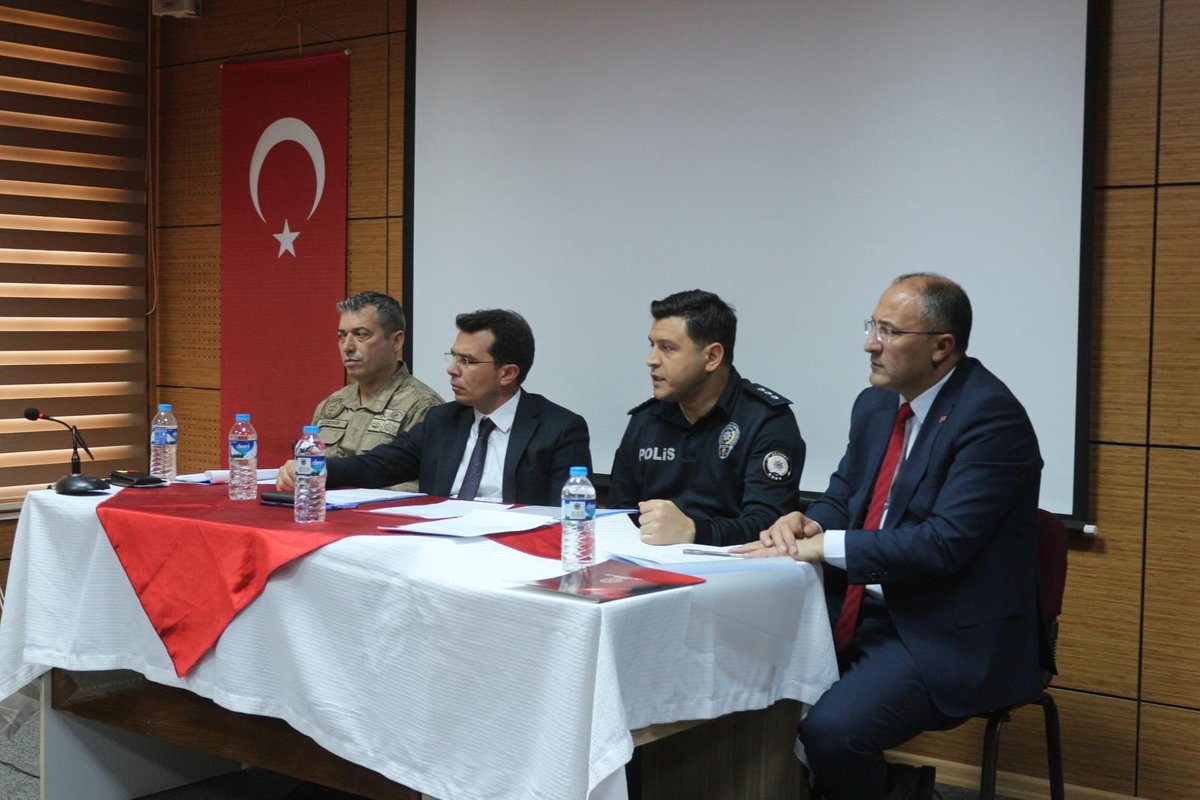 MemNarman's tweet photo. Kaymakamımız Sn.Erkan ADIBELLİ başkanlığında,İlçe Jandarma Komutanı,İlçe Emniyet Amiri,İlçe Milli Eğitim Müdürümüz Engin TAN,okul idarecileri ve rehberlik öğretmenlerimizin katılımıyla Okul Güvenlik Tedbirleri Toplantısı yapıldı. @narmankaymakam @Erzurum_Mem @ekicis20 @EnginT25 https://t.co/5kYupp5N9i