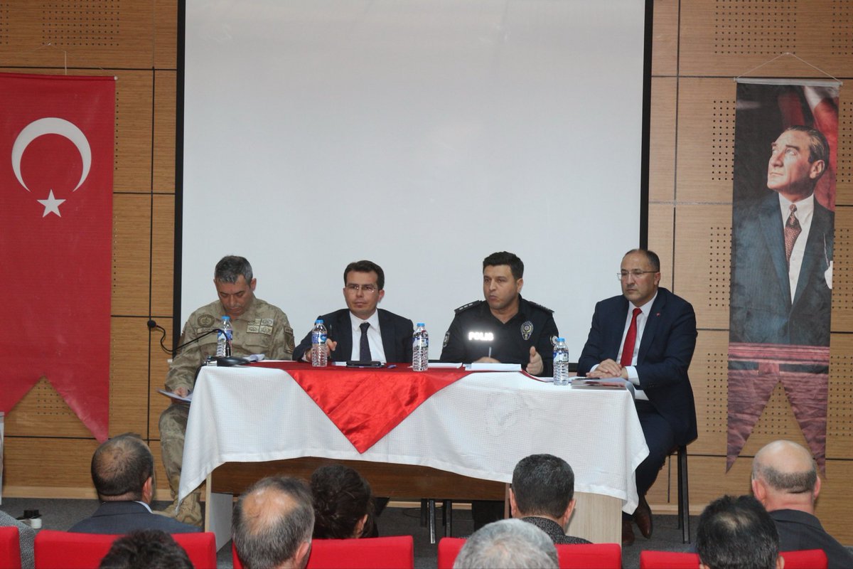 MemNarman's tweet photo. Kaymakamımız Sn.Erkan ADIBELLİ başkanlığında,İlçe Jandarma Komutanı,İlçe Emniyet Amiri,İlçe Milli Eğitim Müdürümüz Engin TAN,okul idarecileri ve rehberlik öğretmenlerimizin katılımıyla Okul Güvenlik Tedbirleri Toplantısı yapıldı. @narmankaymakam @Erzurum_Mem @ekicis20 @EnginT25 https://t.co/5kYupp5N9i
