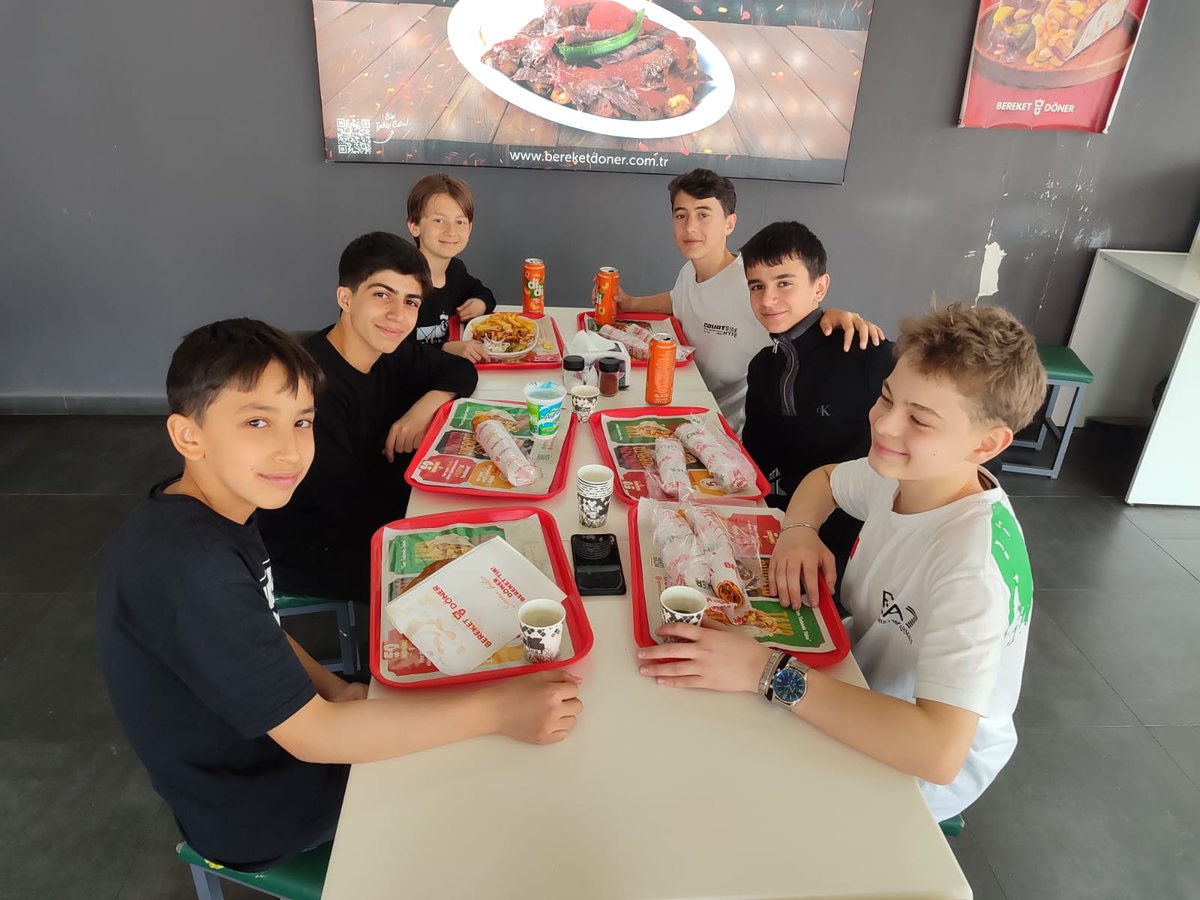 BestepeO's tweet photo. Futsal takımımız Jale Tezer Koleji'ni 4-3 yenerek çeyrek finale adını yazdırdı! Maç sonu bu güzel başarıyı hep birlikte yediğimiz kutlama yemeğiyle taçlandırdık. Tebrikler çocuklar, yolumuz şampiyonluk olsun!👏👏👏 https://t.co/OLo3rhsIT9