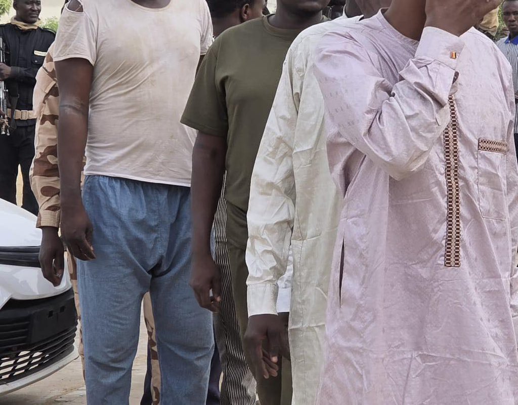 alwihdainfo's tweet image. #Tchad : La Police nationale, en collaboration avec la Gendarmerie nationale et les services de renseignement et d’investigation, a présenté 36 présumés malfrats ayant commis diverses infractions. Parmi eux, quatre individus sont accusés d’avoir assassiné feu Mahamat Ali Mahamat