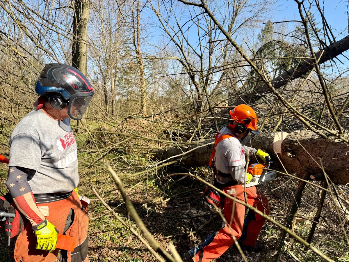 MichEMHS's tweet photo. Today, crews from @TeamRubiconMW are spending the day helping tornado survivors clean up debris in Allegan and Barry counties. We are grateful for all of our Voluntary Organizations Active in Disaster (VOAD) partners, including Team Rubicon, for their continued dedication and hard work to assist with the recovery process.

@MichStatePolice | #DisasterResponse | #tornadorecovery | #communitysupport | #emergencymanagement | #michigantornadoes

📸Lt. Joshua Collins, MSP/EMHSD District Coordinator