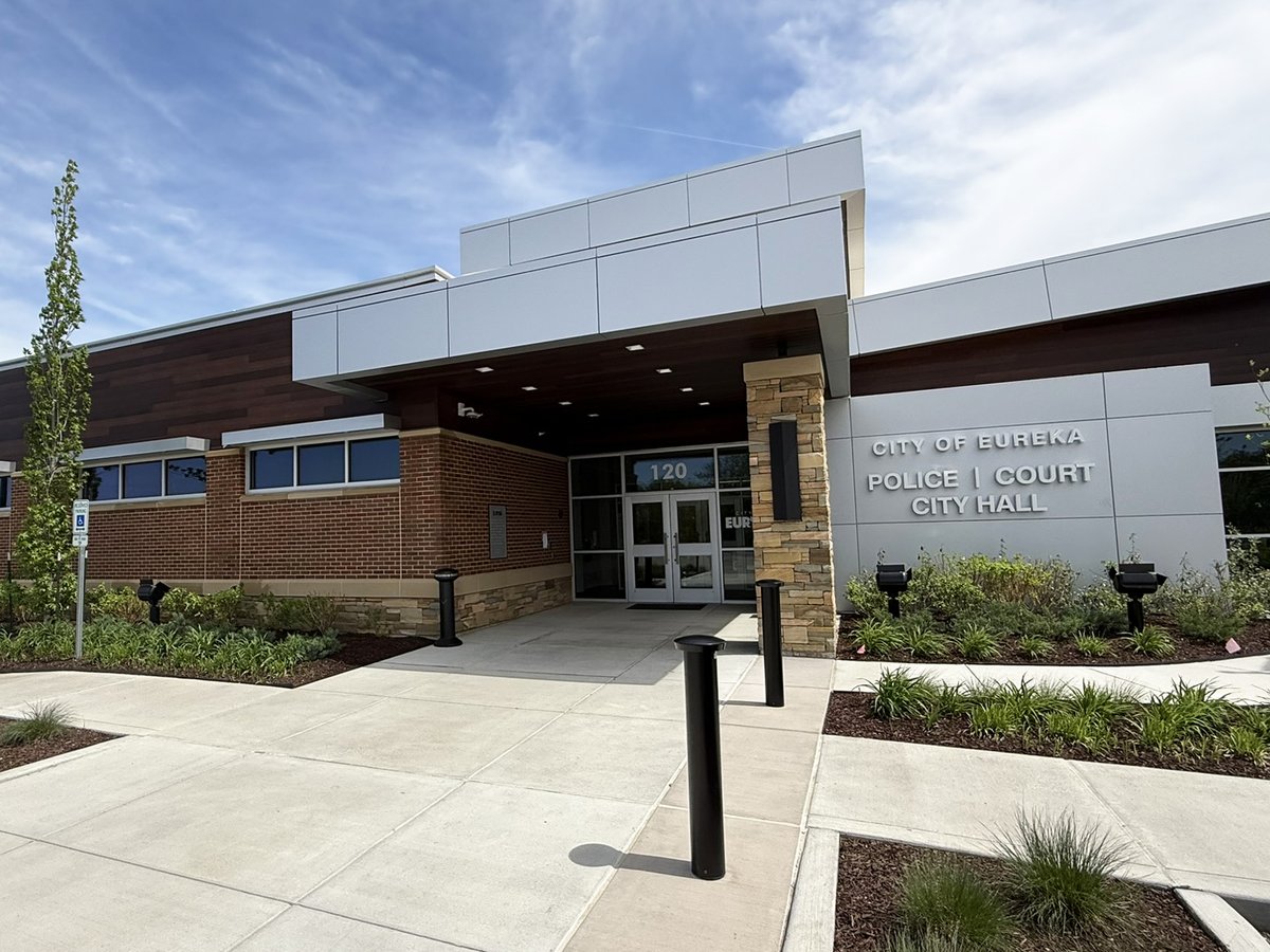 SemcoStone's tweet photo. Steel siding + natural stone + a touch of brick = a standout exterior.

Crab Orchard split-face sandstone pairs perfectly with Mac Metal’s Harrywood Torrefied wood-look steel siding—backed by a 40-year warranty. https://t.co/T9S8JRUz9b