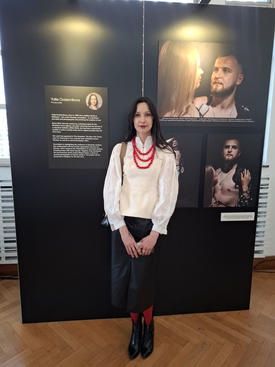 Enabel_Belgium's tweet photo. 🔴 LIVE tonight at @BozarBrussels : “Brave Faces of Resilience. From Surgery to Society: Ukraine’s Reintegration Journey.”
A photographic exhibition featuring portraits of rehabilitated civilians & soldiers captured by Ukrainian photojournalist #YuliiaOvsiannikova, alongside a panel discussion dedicated to the reintegration of war veterans & survivors. 🇺🇦
In Ukraine, Enabel supports veterans’ and victims’ recovery, notably by advancing cranio-maxillofacial surgery with @MoH_Ukraine and the @superhumans_com.