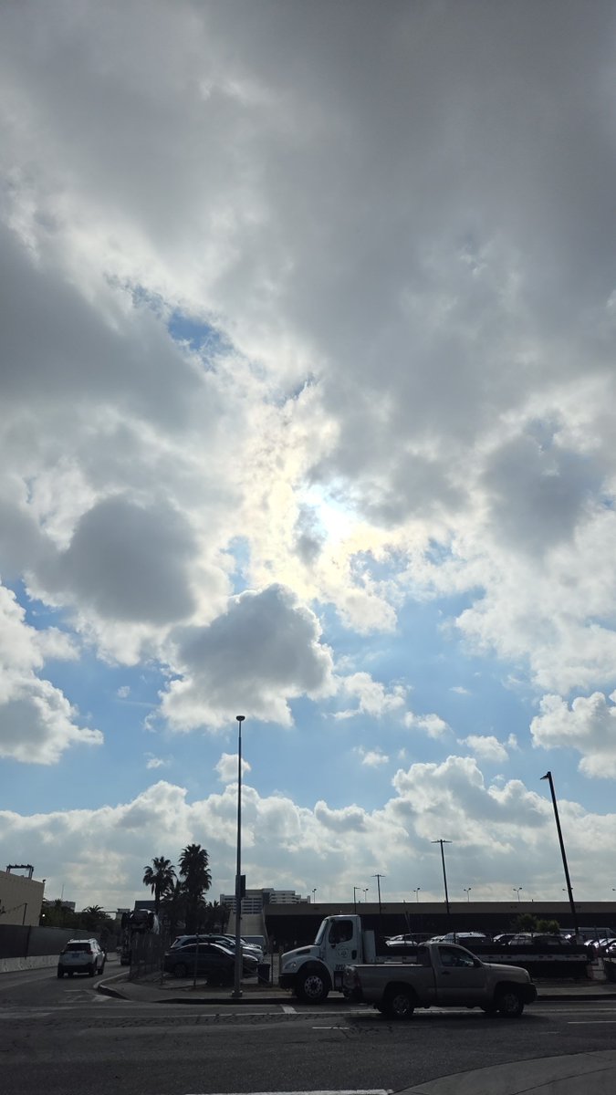 robdeltron's tweet photo. Clouds in Cali https://t.co/4lrzlMbLNu