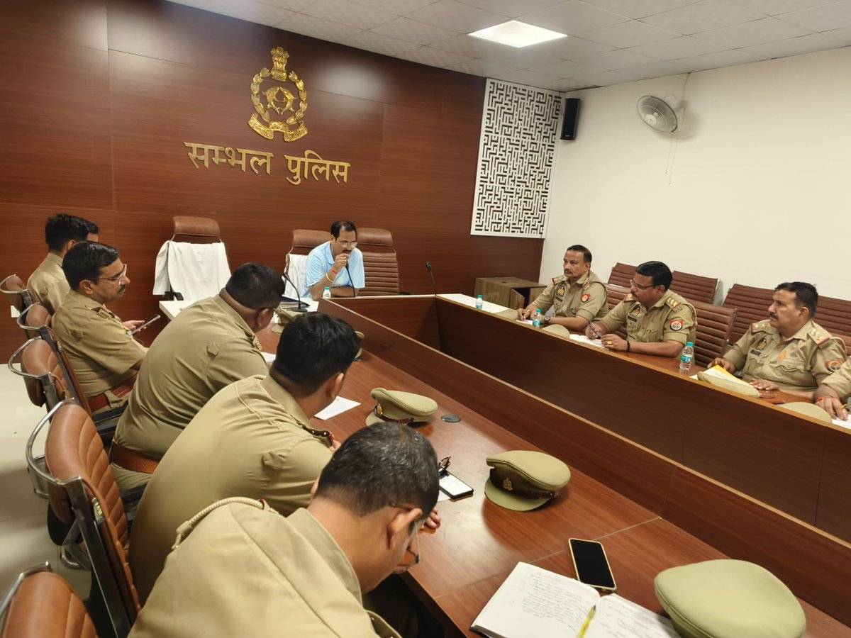 sambhalpolice's tweet photo. #SPSambhal @Krishan_IPS के निर्देशन में #ASPNorth श्री कुलदीप सिंह द्वारा आगामी होमगार्ड भर्ती परीक्षा के सम्बंध मे #ASP कार्यालय सम्भल पर परीक्षा को सकुशल संपन्न कराए जाने हेतु ड्यूटी में लगे पुलिस अधि0 के साथ मीटिंग कर आवश्यक दिशा निर्देश दिये ।
#UPPolice https://t.co/ZwTYZuhsho