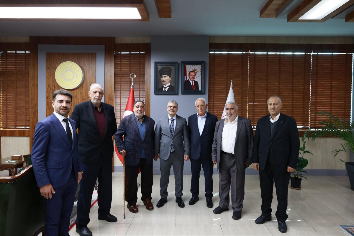IseriErkan's tweet photo. 📍 BİNGÖL VALİLİĞİ

KADİM AŞİRETLER FEDERASYONU BİNGÖL İL TEMSİLCİLİĞİ OLARAK 
      KANAAT ÖNDERLERİ HEYETİMİZ 

Mali müşavir sayın Dr Cevat çiftçi  BEG AŞİRETİ Kanaat önderi

SOLAHAN AŞİRETİ lideri sayın Halim KAYA

Önceki dönem Solhan belediye başkanımız TAVZ AŞİRETİ kanaat önderi sayın Emin DÜŞEN

SEKERAN BÖLGESİ (Alim) Kanaat önderi sayın Sabahattin KORKUTATA

RAMAN AŞİRETİ Kanaat önderi sayın (Molla)İsmet BURULAY 

Bingöl Valimiz sayın Cahit ÇELİK beyi makamında hayırlı olsun ziyaretinde  bulunduk.İlimiz ve bölgemize bağdaşan kültürel yaklaşımını takdirle karşılıyor ve memnuniyetimizi ifade etmek istiyoruz , Bölge halkına sergilediği samimi duruşu gönlümüzde taht kurmuştur.
Samimi ve nazik Kabulleri için müteşekkiriz..