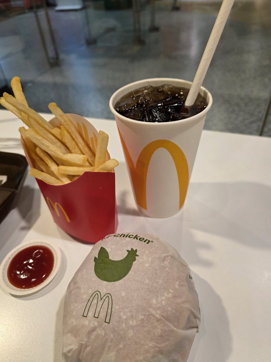 CmanSP_FB's tweet photo. When I'm In Thailand...I always so full🤣
#Frans #Compasscafe #mcdonald #yume #kumolab #Thailand https://t.co/MitnY6CCdu