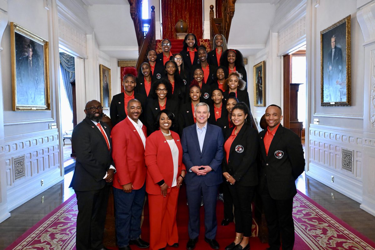 WSSURAMS's tweet image. #WSSUAthletics | Celebrating the Lady Rams on a statewide stage.

Recognized by @NC_Governor at the N.C. Executive Mansion, this moment reflects the pride and impact they carry on behalf of WSSU.

#WSSU | #WeAreRising | #WeAreWinston | #LadyRams