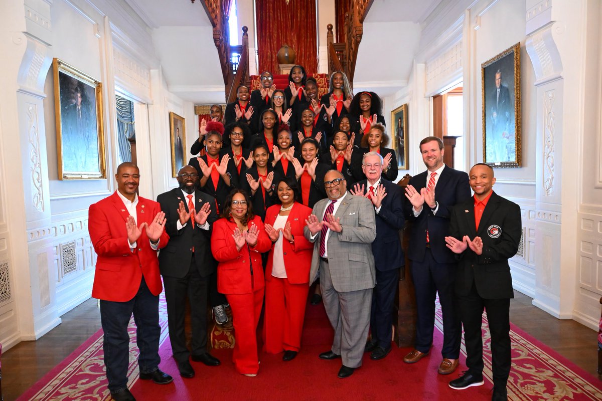 WSSURAMS's tweet image. #WSSUAthletics | Celebrating the Lady Rams on a statewide stage.

Recognized by @NC_Governor at the N.C. Executive Mansion, this moment reflects the pride and impact they carry on behalf of WSSU.

#WSSU | #WeAreRising | #WeAreWinston | #LadyRams
