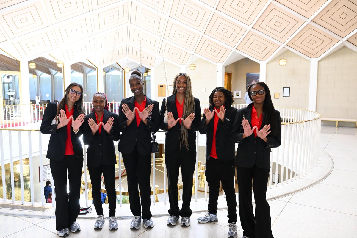 WSSURAMS's tweet image. #WSSUAthletics | Celebrating the Lady Rams on a statewide stage.

Recognized by @NC_Governor at the N.C. Executive Mansion, this moment reflects the pride and impact they carry on behalf of WSSU.

#WSSU | #WeAreRising | #WeAreWinston | #LadyRams