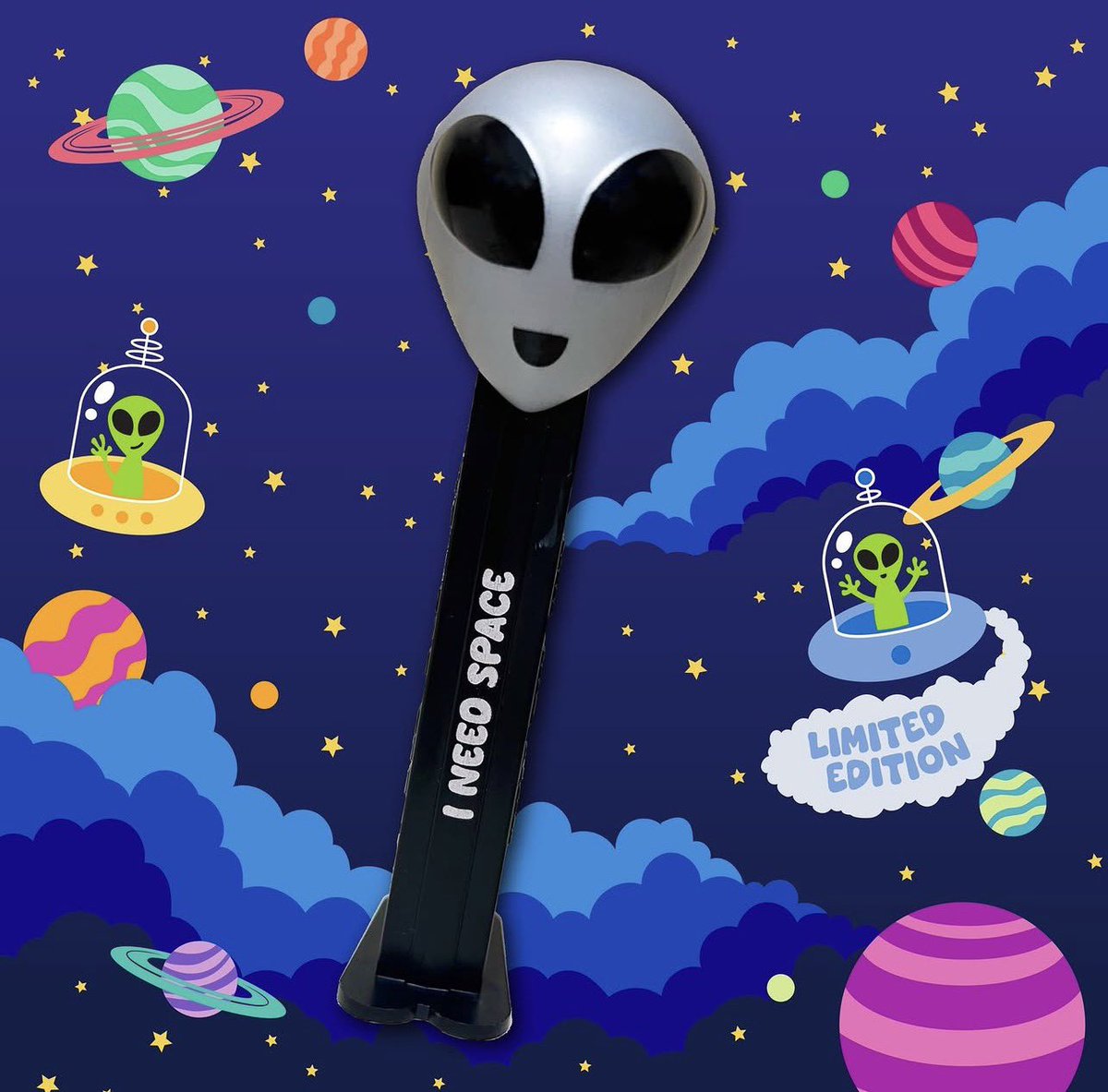 pez_pals's tweet photo. #PEZ Candy Inc. surprises us with a brand-new PEZ #Alien and honestly, we can totally relate to the phrase on the stem every single time:
“I NEED SPACE“ 👽
This new limited dispenser is available exclusively in the PEZ Candy USA online shop (USA only). #pezcandy #pezdispenser https://t.co/vYnE5Rv9Ay
