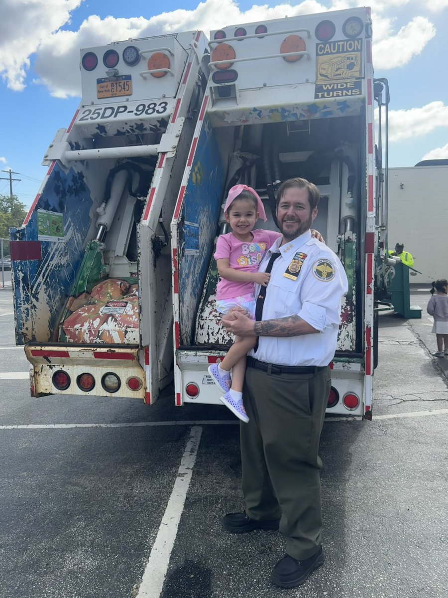 D31BeeHiveSI's tweet image. Victory students had an exciting day exploring the DSNY Touch a Truck! #wheelsunit #DSNYtouchatruck #makelearningfun #d31prekistheplaceto🐝 
@DJacobsen920 @AP_JelaniMiller @CSD31SI @NYCSchools @DocPalton