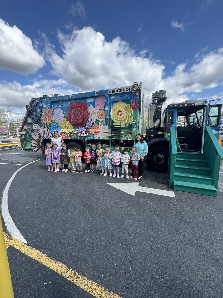 D31BeeHiveSI's tweet image. Victory students had an exciting day exploring the DSNY Touch a Truck! #wheelsunit #DSNYtouchatruck #makelearningfun #d31prekistheplaceto🐝 
@DJacobsen920 @AP_JelaniMiller @CSD31SI @NYCSchools @DocPalton