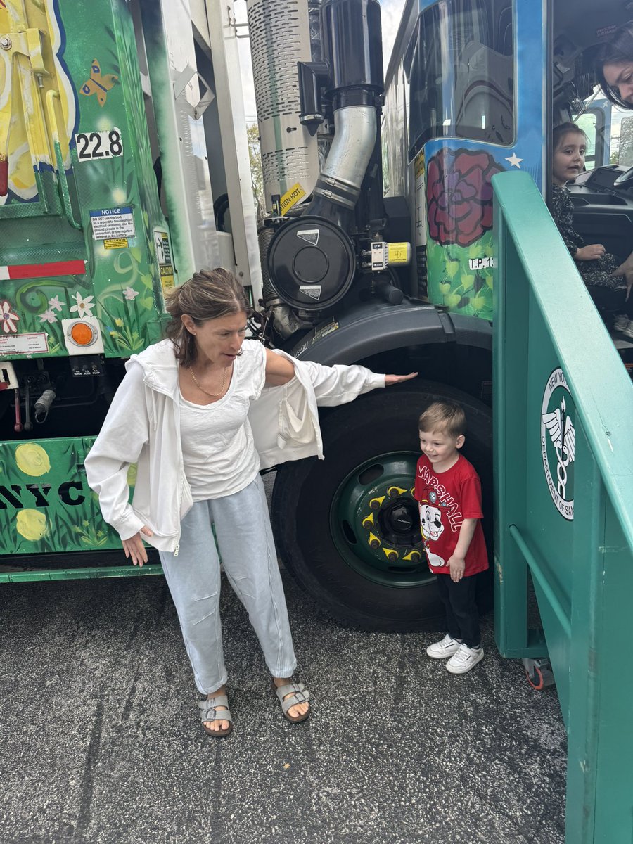 D31BeeHiveSI's tweet image. Victory students had an exciting day exploring the DSNY Touch a Truck! #wheelsunit #DSNYtouchatruck #makelearningfun #d31prekistheplaceto🐝 
@DJacobsen920 @AP_JelaniMiller @CSD31SI @NYCSchools @DocPalton