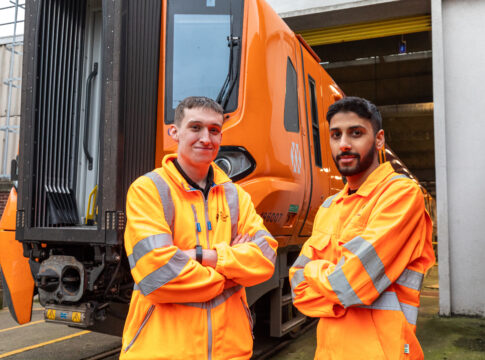 RAIL_NEWS_UK's tweet image. West Midlands Railway becomes first UK train operator to strike gold with apprenticeship accreditation dlvr.it/TS8XRr #GeneralInterest #People #RailNews #TrainOperatingCompanies
