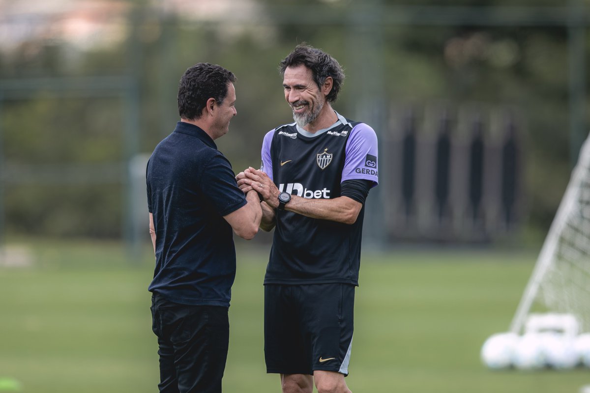 pedfaria's tweet photo. Rafael Menin marcou presença no treino do Atlético de hoje. Claro movimento de respaldo ao treinador nesse momento. Importante ter ele por lá depois desses últimos dias tensos | @otempo 

Foto: Pedro Souza/Atlético https://t.co/MCuEl3gDda