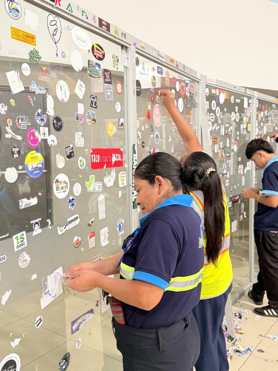 Wiilys_GT's tweet image. #Guatemala l En el Aeropuerto Internacional La Aurora iniciaron el retiro de calcomanías en áreas de seguridad. La medida busca espacios más seguros y una mejor experiencia para todos.

#DGAC #AILA #SeguridadAeroportuaria 
Vía.  @dgac_gt