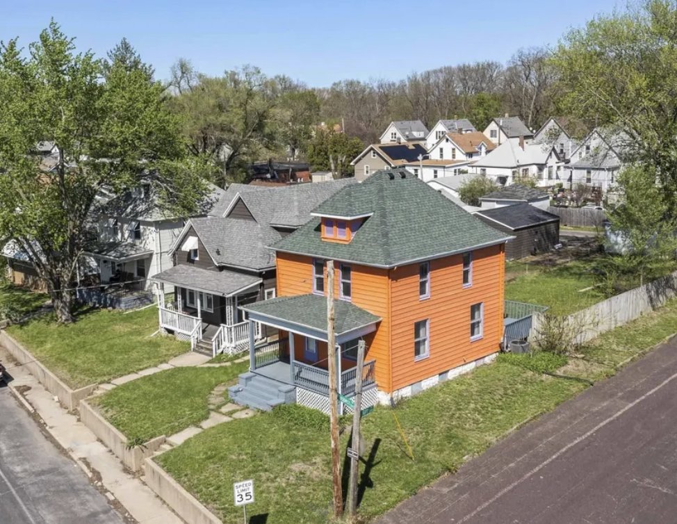 oldhouses100k's tweet image. $59,900. This clean and #affordable #Illinois #home with  easy access to walking trails, beautiful gardens.oldhousesunder50k.com/c-1920-three-b…