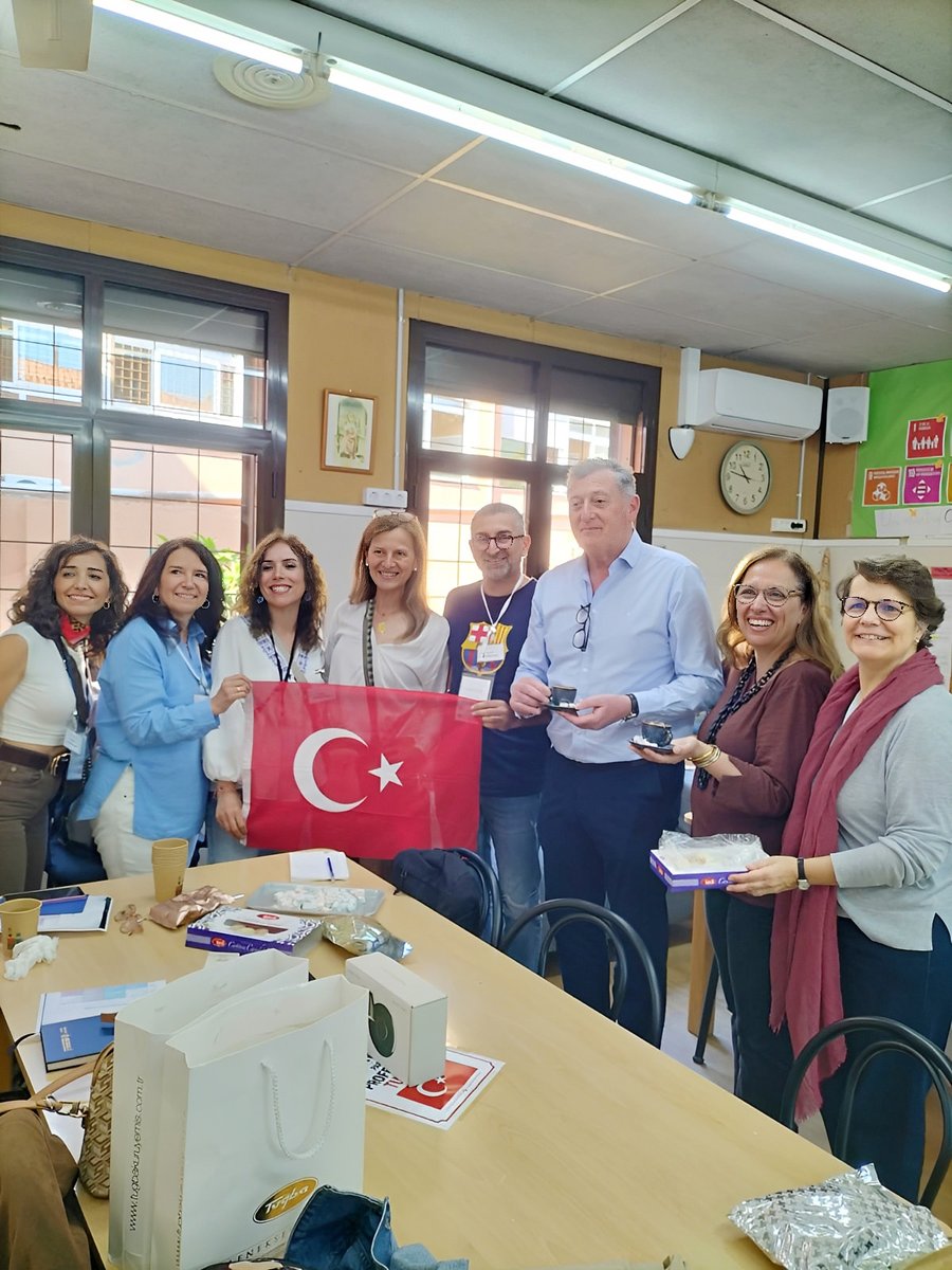 SagratCorSarria's tweet photo. Equip de mestres de Turquia al centre 🇹🇷

Arriben a través del programa Erasmus per compartir quatre dies d’aprenentatge al voltant de #RoboCor ,la tecnologia al servei de la inclusió. https://t.co/Xh4mCbFO9f