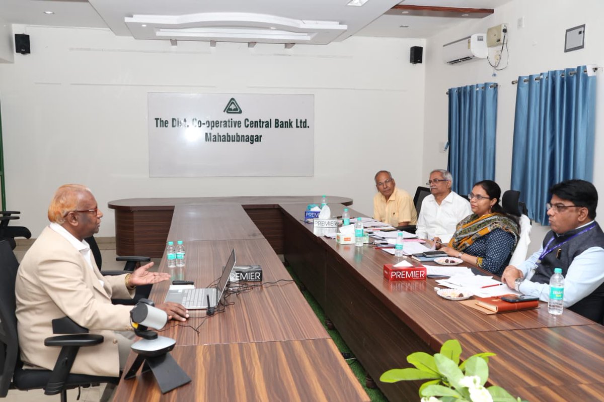 Collector_MBNR's tweet photo. జిల్లా కలెక్టర్ శ్రీమతి ఖుష్బూ గుప్తా IAS గారు నేడు డీసీసీబీ (DCCB) కాన్ఫరెన్స్ హాల్లో బ్యాంకు సీఈఓ ఎంపికకు సంబంధించిన ప్రక్రియలో పాల్గొన్నారు #DCCB #Mahabubnagar https://t.co/LBwC7YOpkE