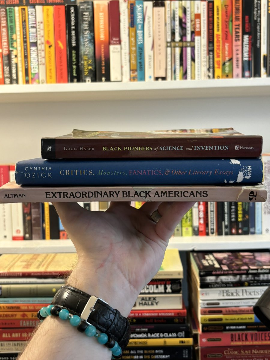 TDogAllen9's tweet photo. Book haul. 📖📚 https://t.co/rQRgRaTYXc