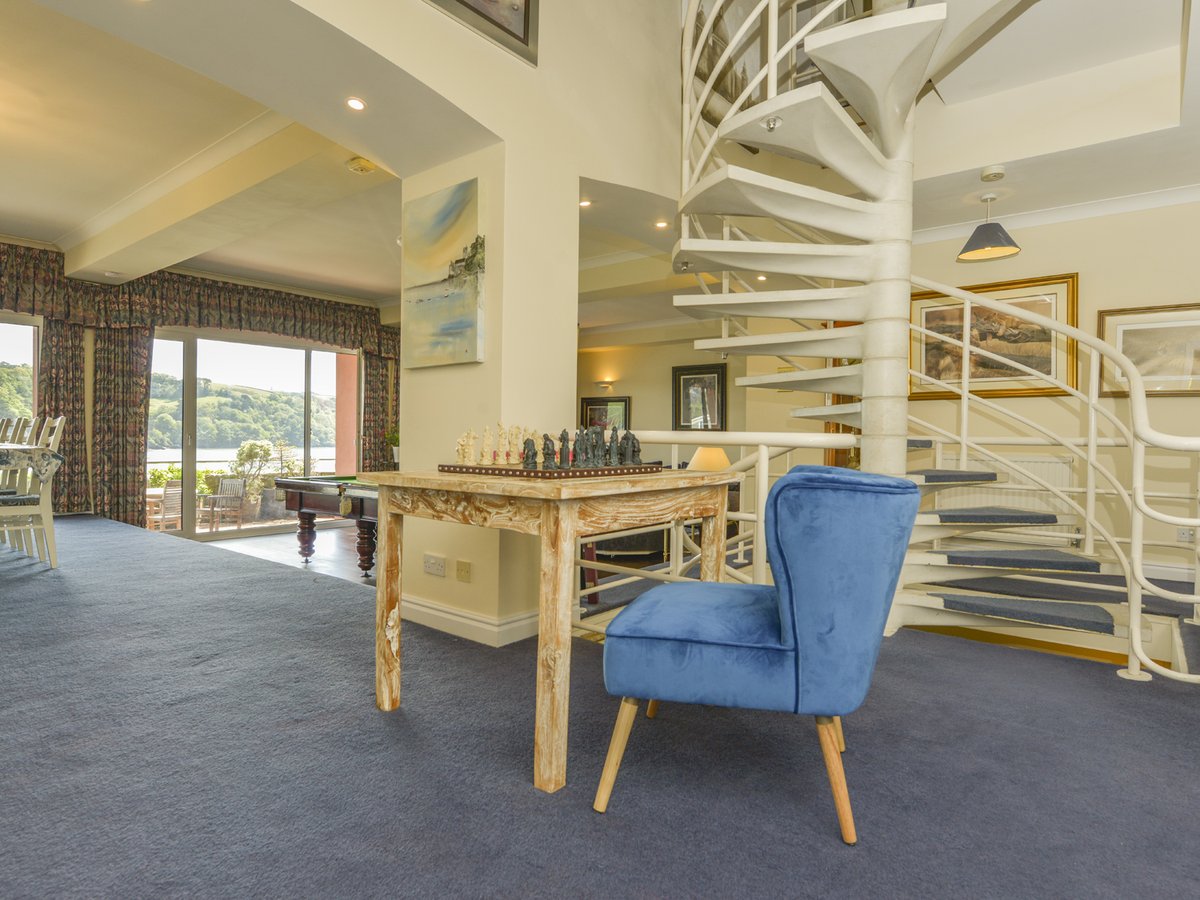 scateringcouk's tweet image. Over three floors. Four bedrooms: 1 x super king-size double with jack and jill entrance to family bathroom.

🐾 Dog friendly
📍 Dartmouth, Devon

selfcatering.co.uk/england/devon/…

#Dartmouth #Devon #DogFriendly #HolidayCottage #SelfCatering