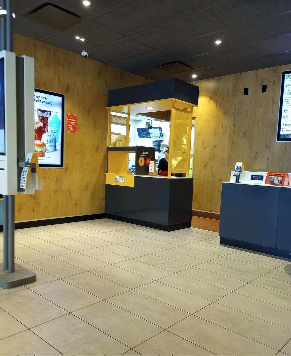 CookieKL's tweet image. I stopped in to get tea... This is what #McDonalds looks like inside... How sad ... 🙄😓💙 Nothing is the same... 🤦😳