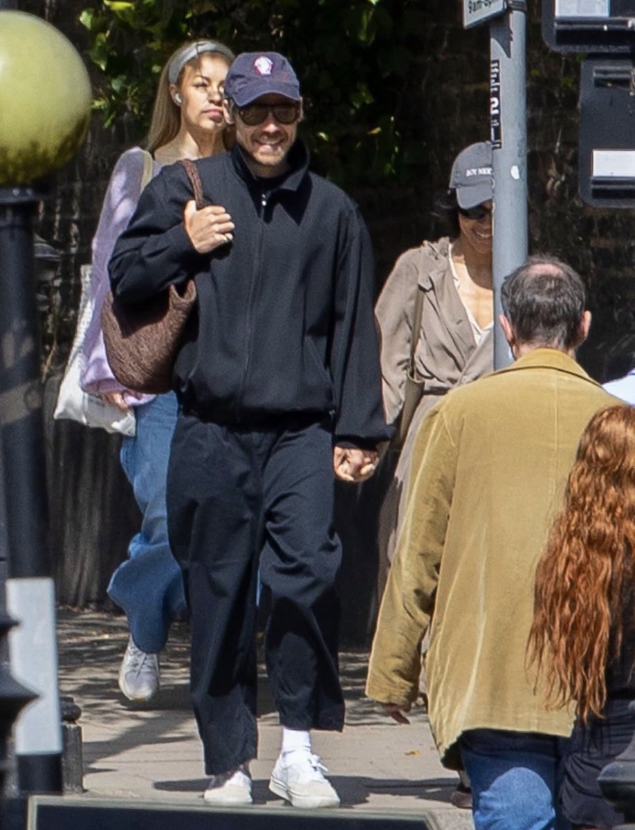 HOW IS HE LAUGHING WHEN THE WHOLE TL IS CRASHING OUT I PROMISE YOU HARRY NOTHING IS FUNNY RN