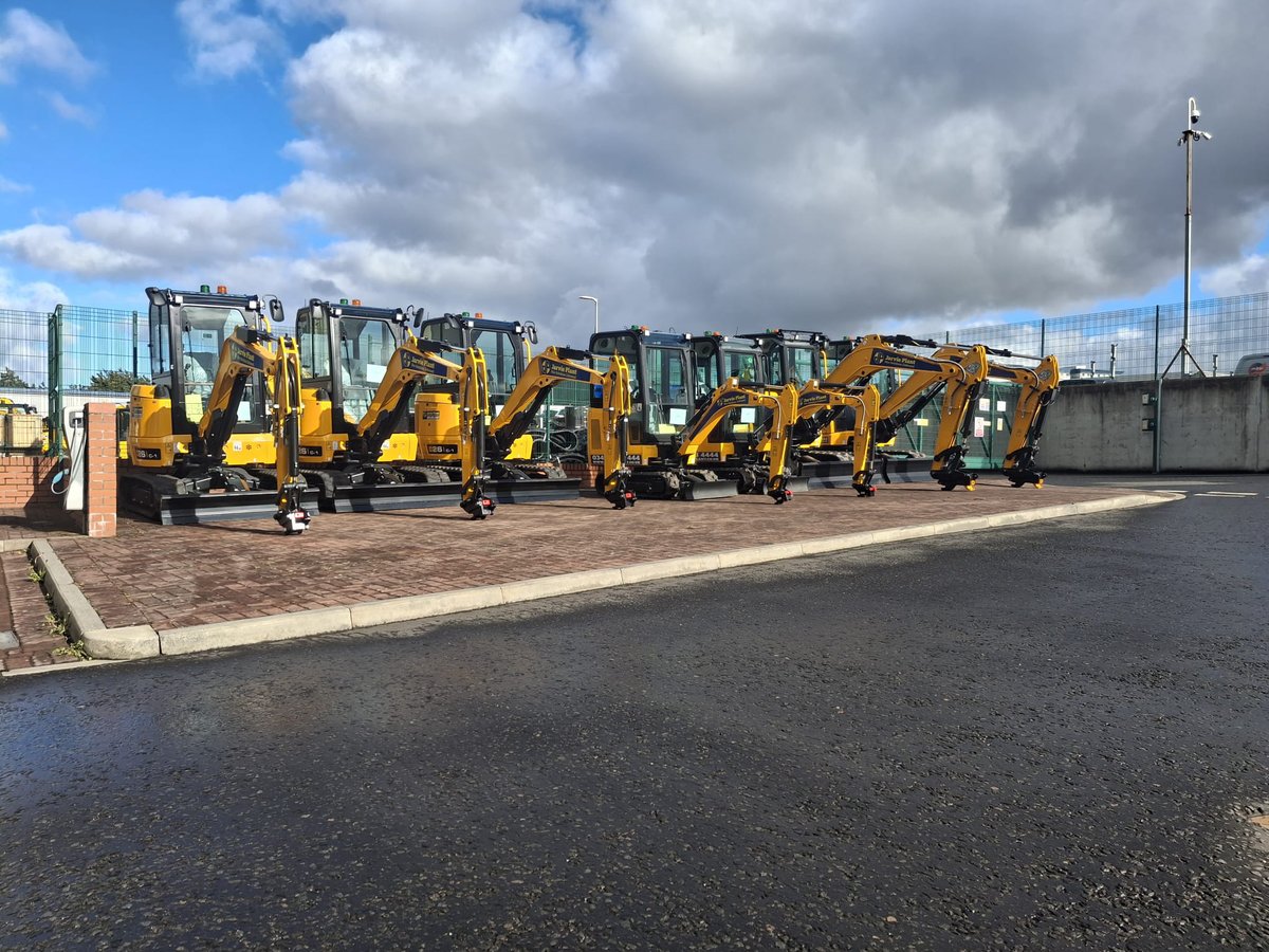 ScotJCB's tweet photo. Jarvie Plant's brand new machines heading to straight to work in Nairn!💪

📸Kevin McGuigan, Edinburgh depot

#ScottishConstruction #MiniDiggers #ScotJCB #Excavators https://t.co/1B7ttOE7ab