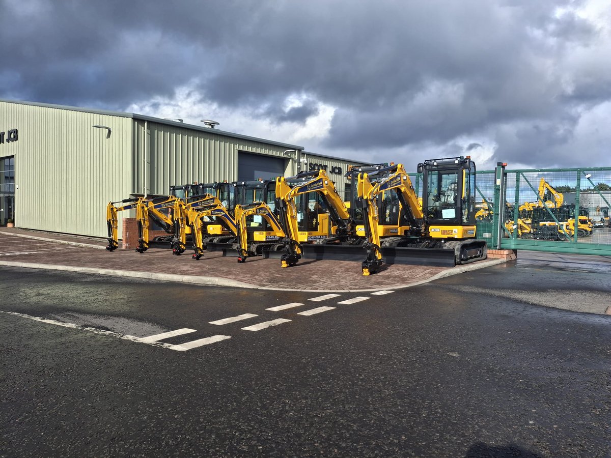 ScotJCB's tweet photo. Jarvie Plant's brand new machines heading to straight to work in Nairn!💪

📸Kevin McGuigan, Edinburgh depot

#ScottishConstruction #MiniDiggers #ScotJCB #Excavators https://t.co/1B7ttOE7ab