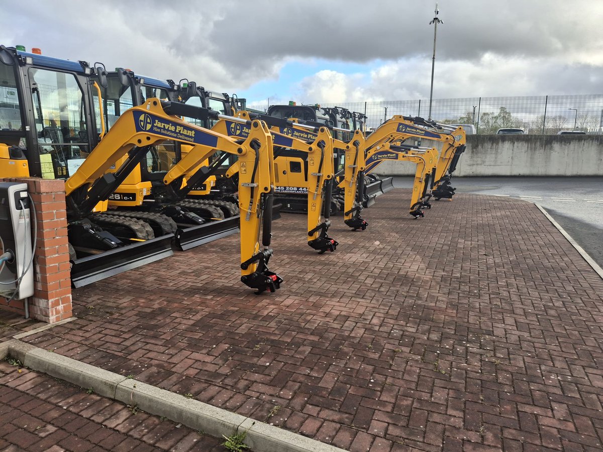 ScotJCB's tweet photo. Jarvie Plant's brand new machines heading to straight to work in Nairn!💪

📸Kevin McGuigan, Edinburgh depot

#ScottishConstruction #MiniDiggers #ScotJCB #Excavators https://t.co/1B7ttOE7ab