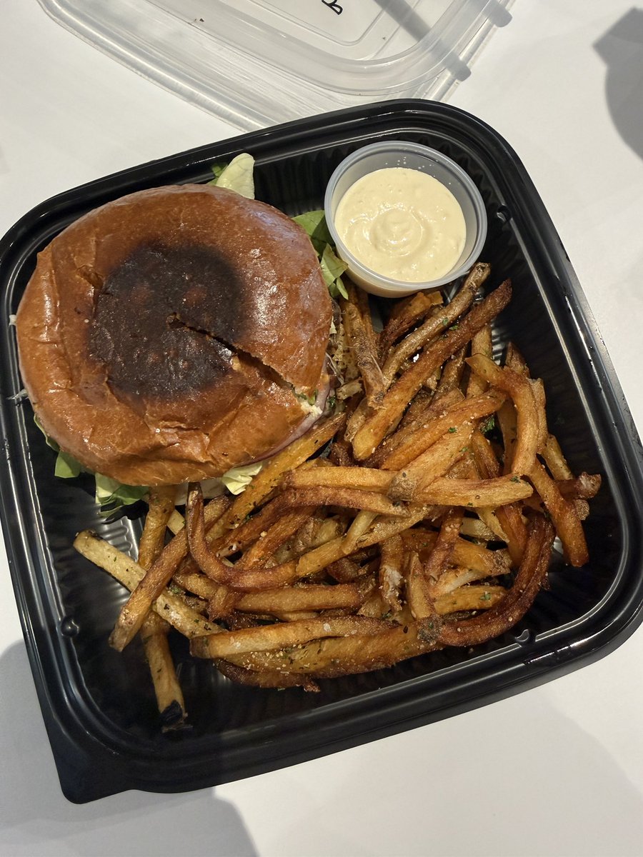 yennie ᥫ᭡ tweet media