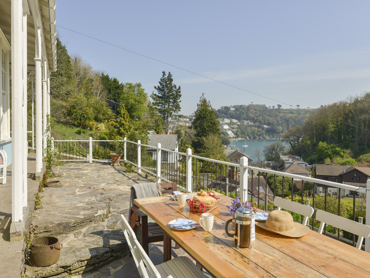 scateringcouk's tweet image. This handsome Georgian Grade II listed three-storey house is situated in the Devon riverside town of Dartmouth and can sleep 13 people in six bedrooms.

🐾 Dog friendly
📍 Dartmouth, Devon

selfcatering.co.uk/england/devon/…

#Dartmouth #Devon #DogFriendly #HolidayCottage #SelfCatering