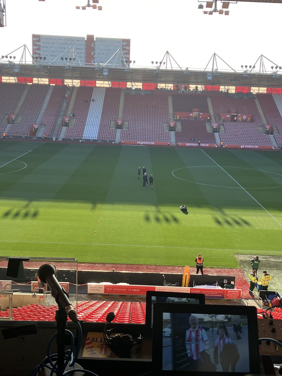 AdamBlackmore's tweet image. Good evening from St. Mary’s! #SaintsFc 

Roy Hodgson out enjoying the sunshine in Southampton as he tries to slow down Tonda’s runaway Saints train 

Team news at 6:30pm on @BBCRadioSolent @solentsport 

Commentary from 7:45