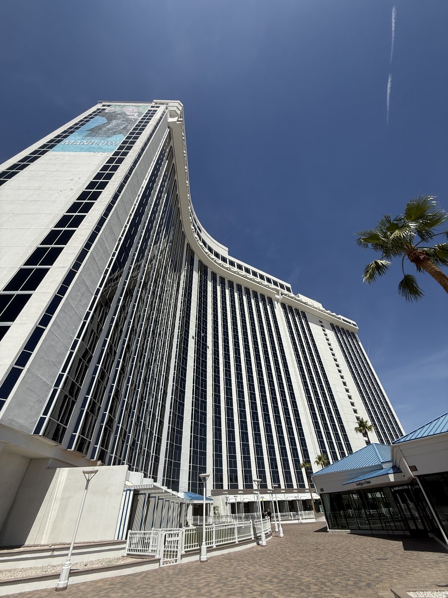 Day three at #NABShow. Great to see the <a href="/Sticksandglass/">Sticks & Glass</a> crew out here. 

Had some serious conversations about working with a major US firm. Also met Leonardo DiCaprio. 

And apparently it was "inclement weather".

<a href="/WestYorkshireCA/">West Yorkshire Combined Authority</a> #YouCanMakeItHere