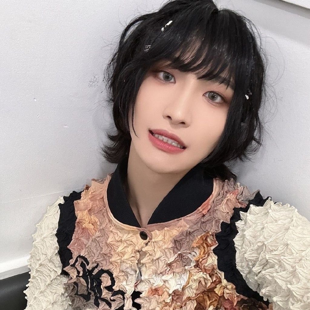 lesbians4woogi's tweet photo. im a lesbian which means i kiss women and won’t shut up about wifehwa https://t.co/1z5HKhymH3