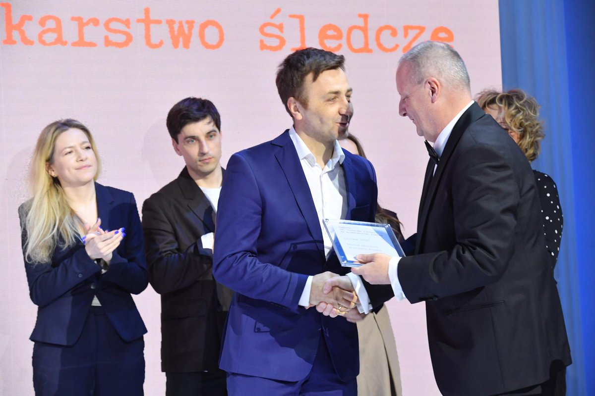 PressClubPolska's tweet photo. #NagrodaZietary za dziennikarstwo śledcze otrzymał Michał Janczura @jan_czura za cykl publikacji pt. „Szarlatan” w @wirtualnapolska. Gratulujemy! https://t.co/d6lfCHIZ9n