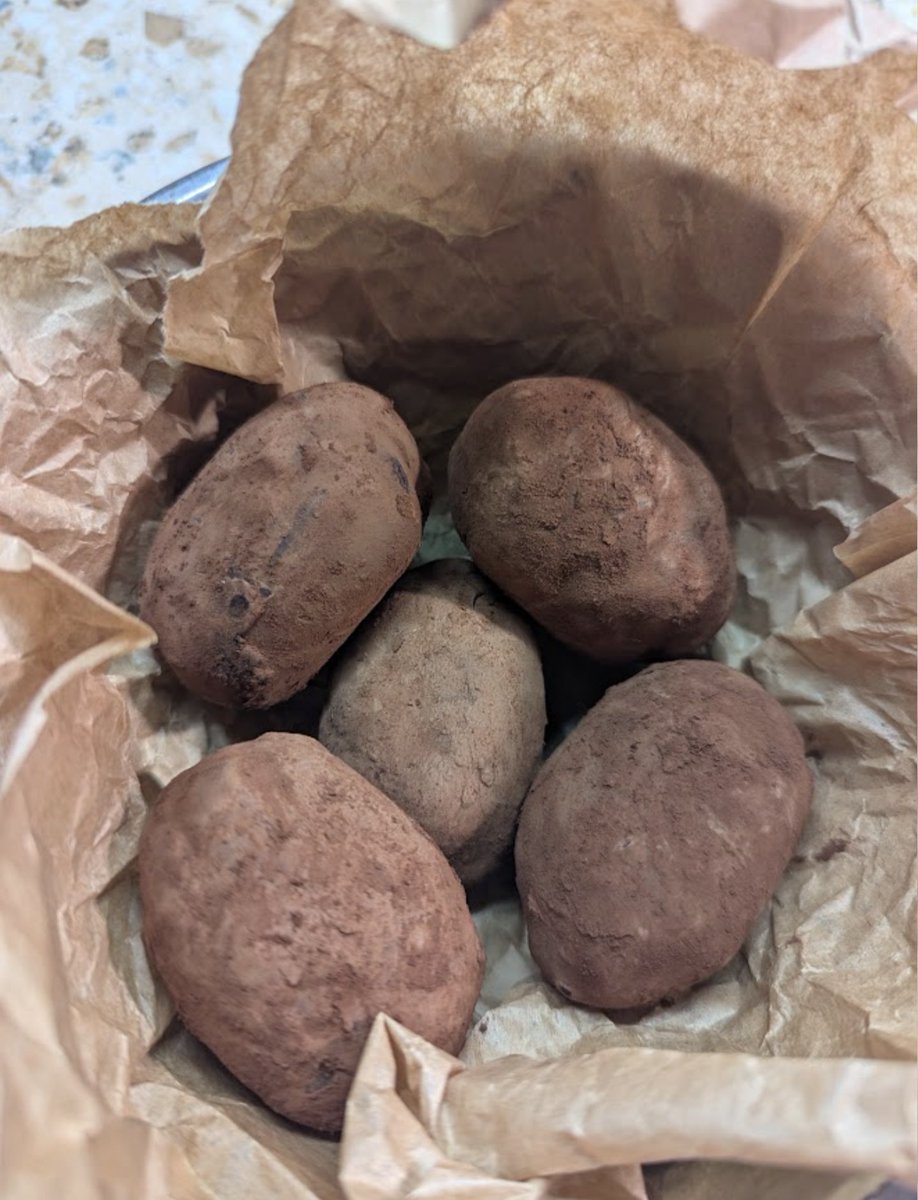 Жінка з чорним, як земля, волоссям tweet media