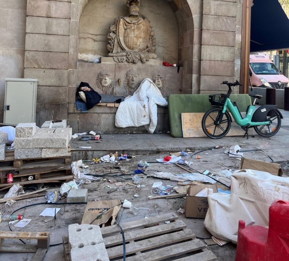 riverolavic's tweet image. La sarna, el sarrampión, los pijos…cada vez más y más habituales en #Barcelona