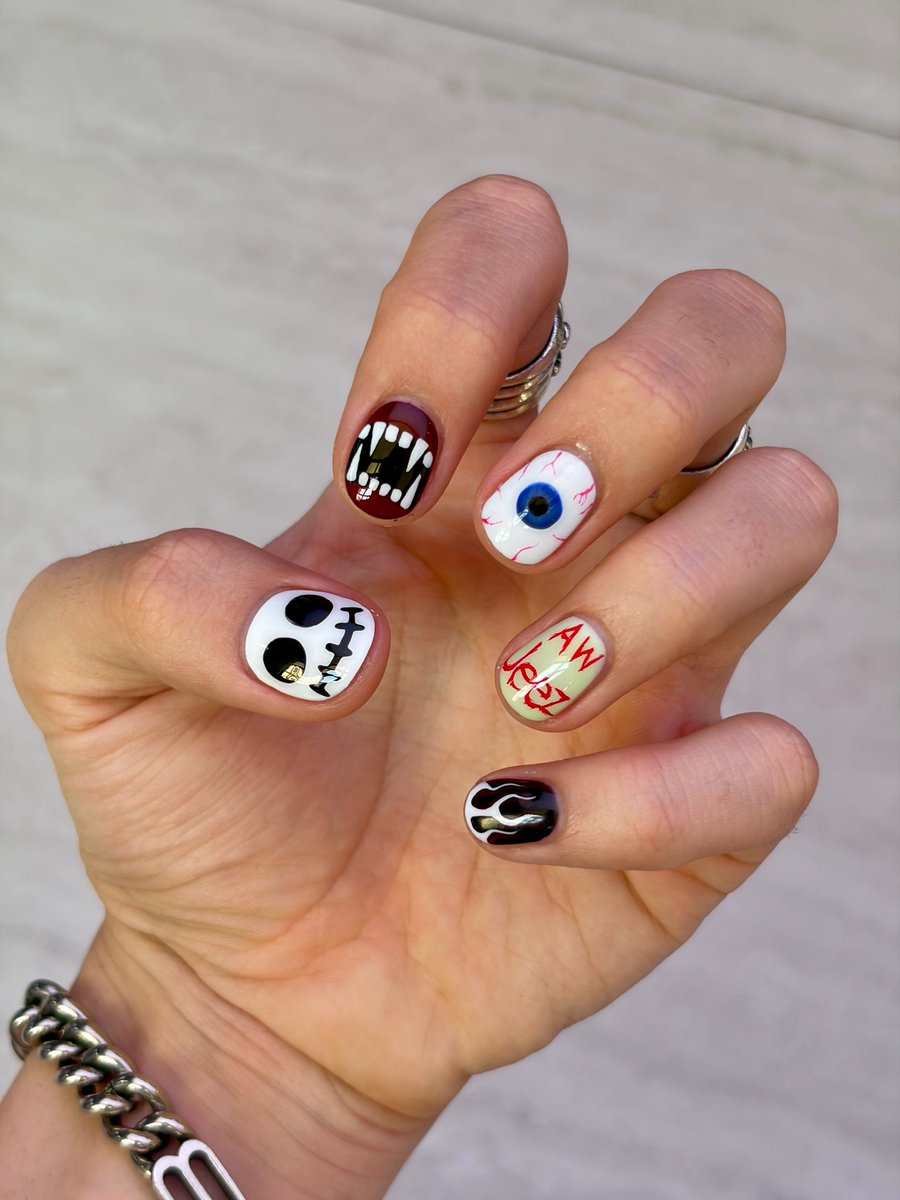 maki’s pretty nails >_< hes a rockstar