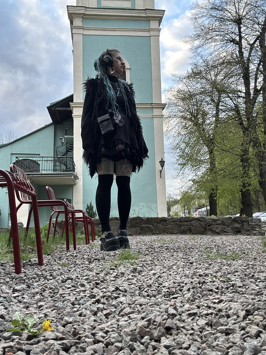 Я люблю гарний одяг, носити і стилізувати гарний одяг і взуття. Без того всього я була б класичним гниющим заживо кейсом депресії. 
Але деколи дуже хочеться вдягнути балахон,  трєнікі і мішок на голову. Заєбали пялитись, вигукувати і коментірувати