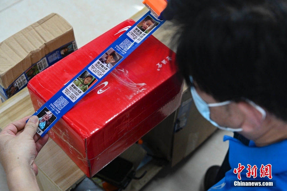 amantiwaribhola's tweet image. Just unboxed my new tech gadget—sleek, compact, and exactly what I needed!  Swipe to see the unboxing process (spoiler: the packaging is so satisfyingly minimal). #UnboxingDay #TechLovers