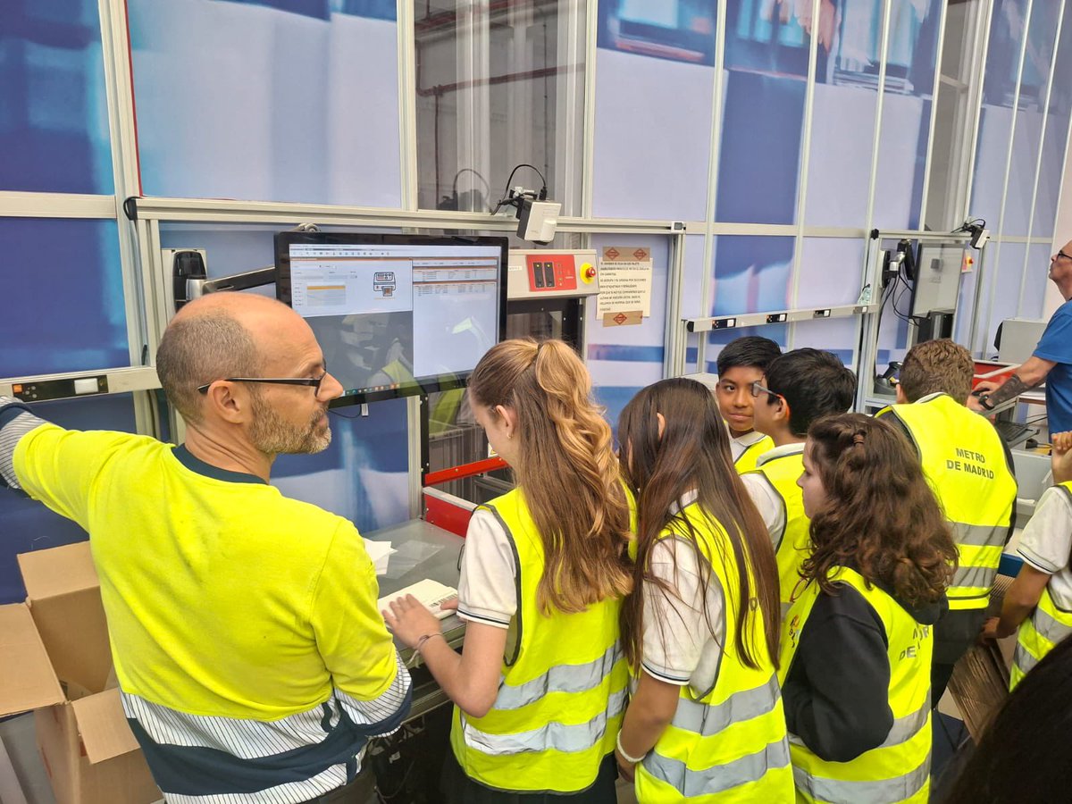 CristoReyMadrid's tweet photo. Nuestros alumnos de 6º de #Primaria visitan el “#Metro de Madrid por dentro”. 
La actividad se ha llevado a cabo en el Depósito de Canillejas.

#ColegioCristoRey #PorCristoysuReino #150instituciónhijasdecristorey #FEJG https://t.co/ZOCAcblHc1