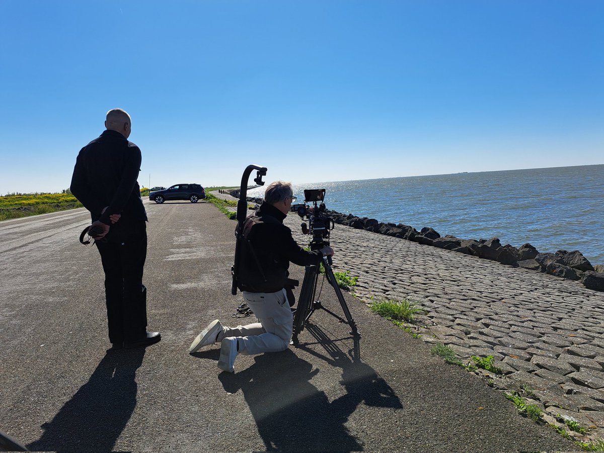 Zit je relaxed te fotograferen wordt je gevraagd voor een interview door filmproducent Ignas van Schaick. Zonder twijfel ja gezegd al ben ik me nog erg bewust van mijn scheve gezicht en dat ik moeilijk in kan schatten hoe hard ik praat vanwege de operatie. Maar leuk!