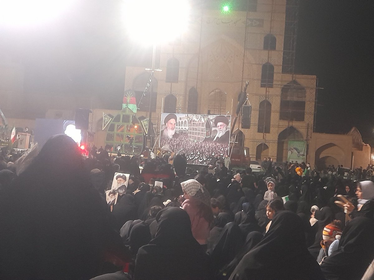 ابرقدرتها حیرانند از مردمی که در محراب و کارخانه، یکصدا شعار مرگ بر آمریکا سردهند و میسازند.

#ایران_امام_رضا 
#نگین_خاتم